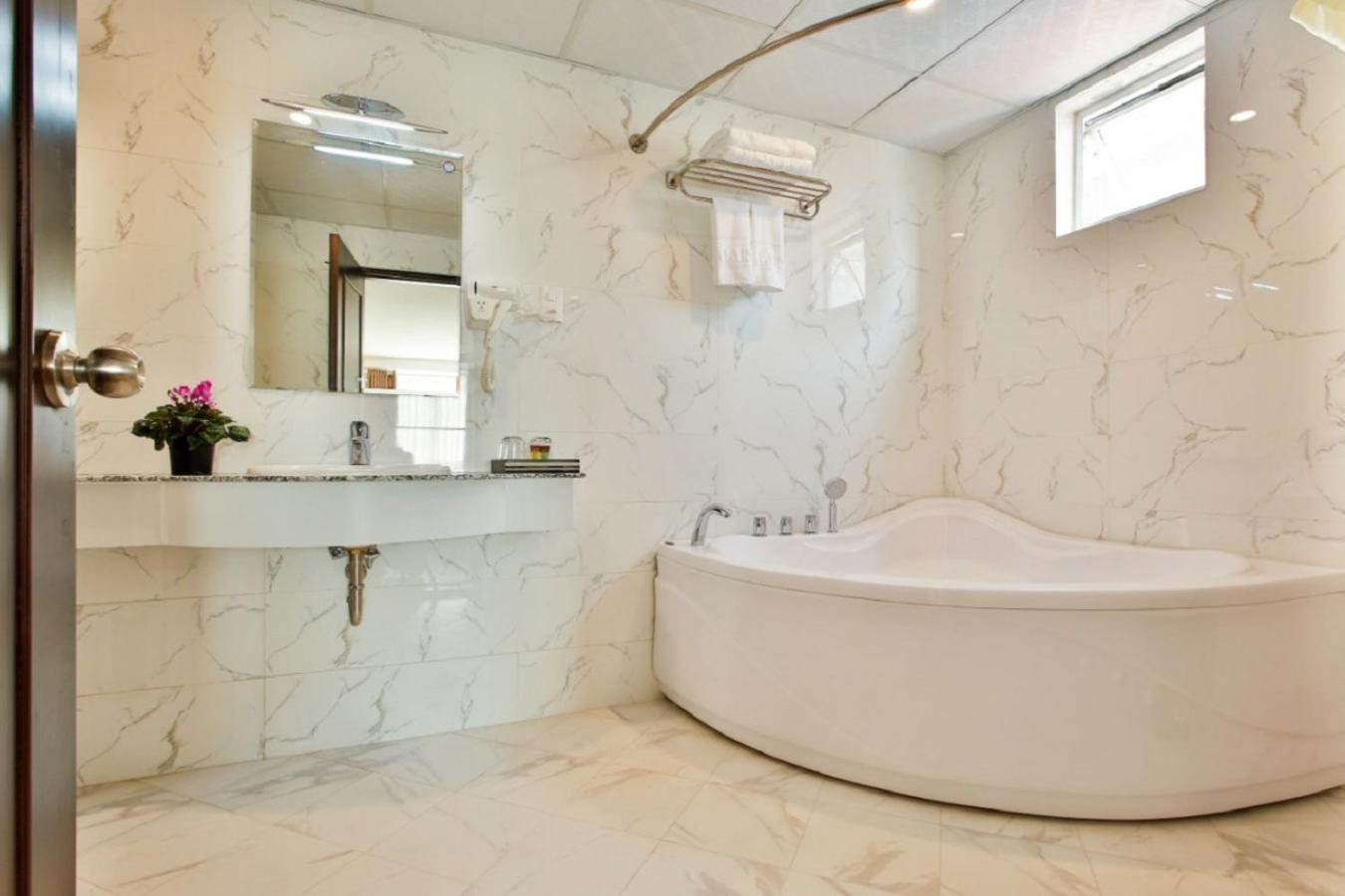 Aluna Ben Thanh Hotel Ho Chi Minh City Bagian luar foto
